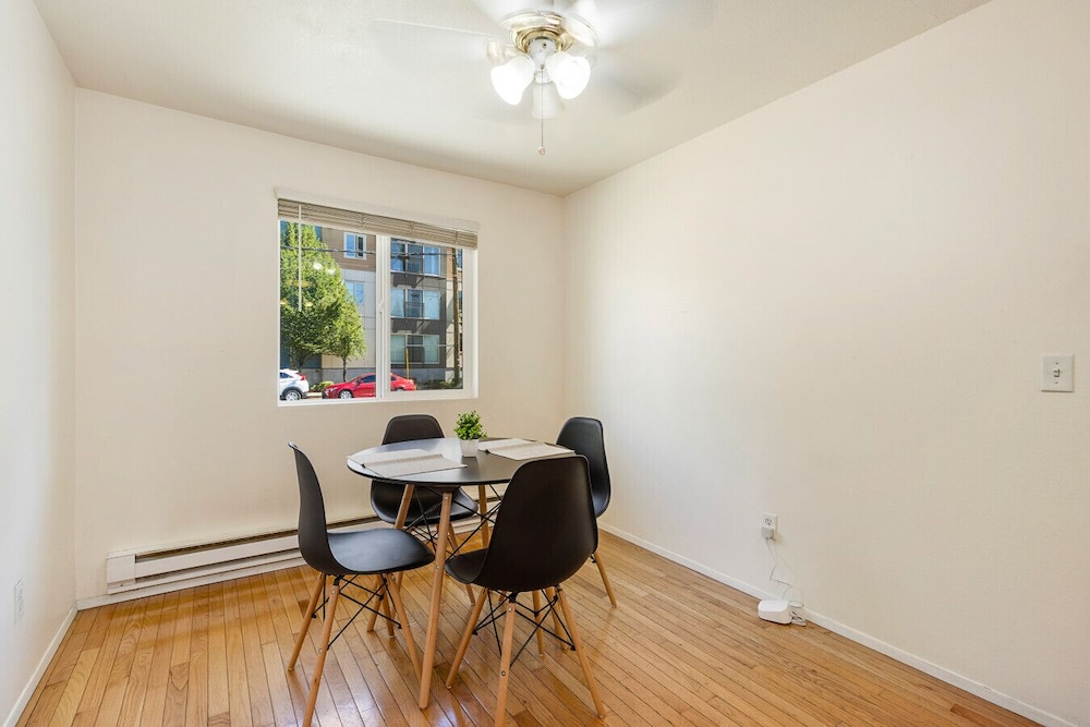 Family-friendly 2BR Home in Lynnwood w Parking