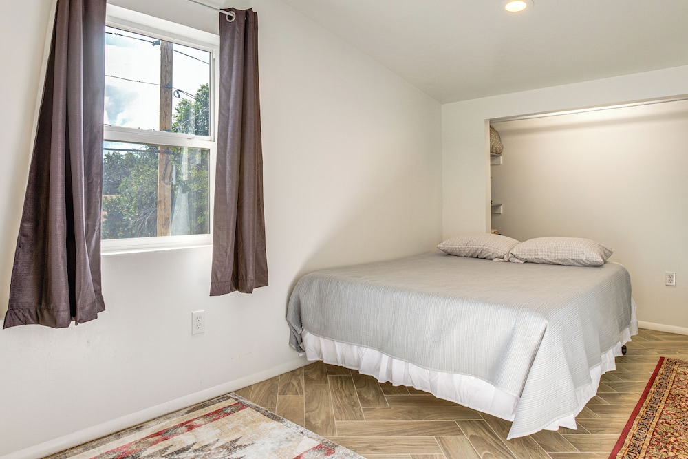 1 Mi to Tennyson St Shops & Eats: Laid-back Apt
