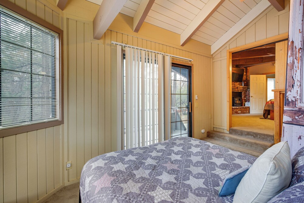 Big Bear Cabin w/ Hot Tub < 3 Mi to Skiing!