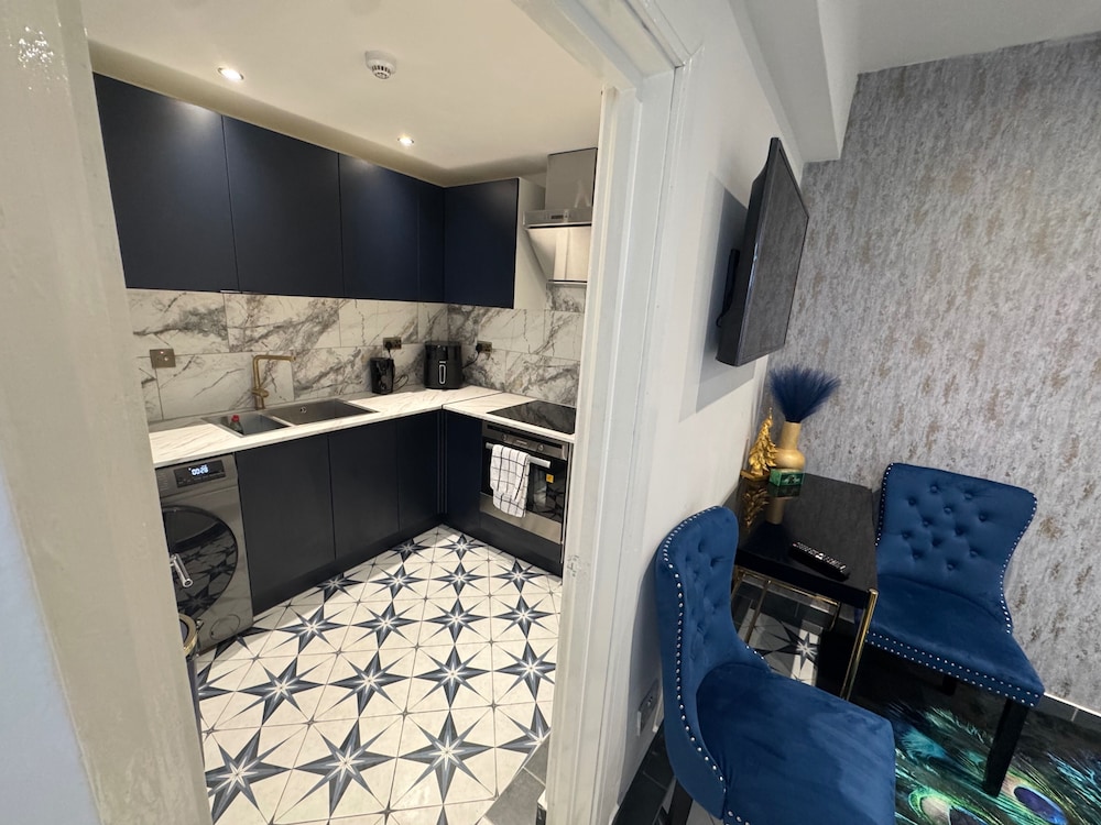 Gloucester - Apartment - Sleeps 2 - Parking - 97ws