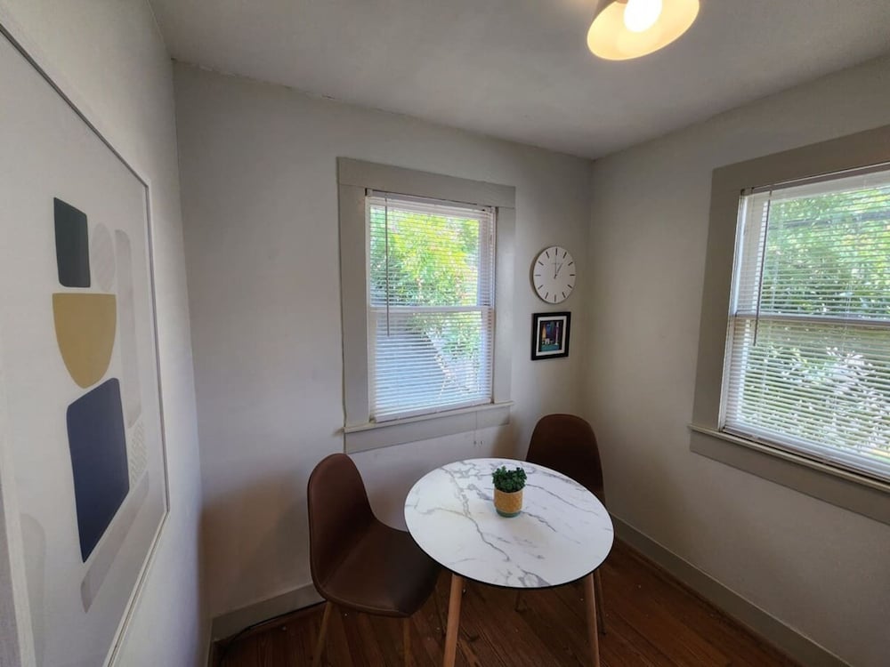 Cute Quiet Garage Apt Home