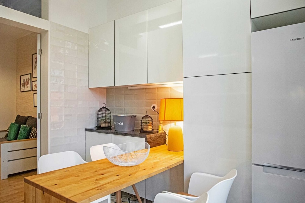 Colourful and Tasteful 2bedroom Apartment in Graça view 2