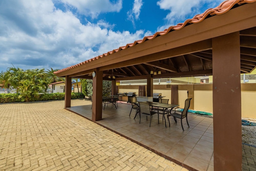 2BR 3min Walk 2 Eagle Beach Pool GYM Parking