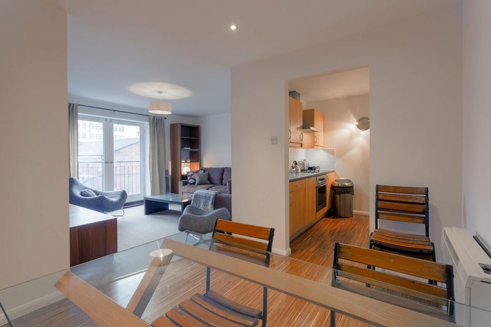 A Spacious 2 Bedroom Apartment In Aldgate East