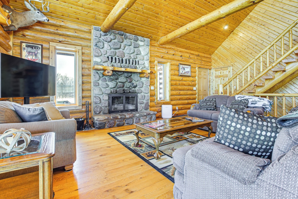 Log Home w/ Deck & Sunset Views: 19 Mi to Oconto!