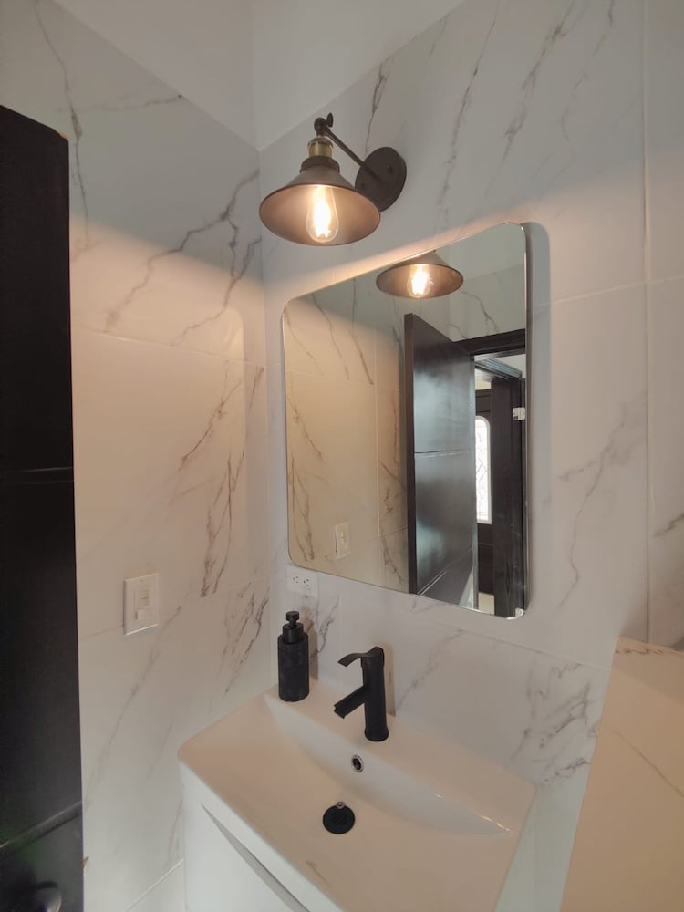 Beautiful 3bed 2bath new Home With Pool in Town