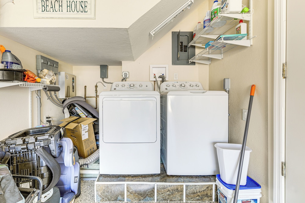 Ocean Access, Mini Golf & Pools: Jensen Beach Gem