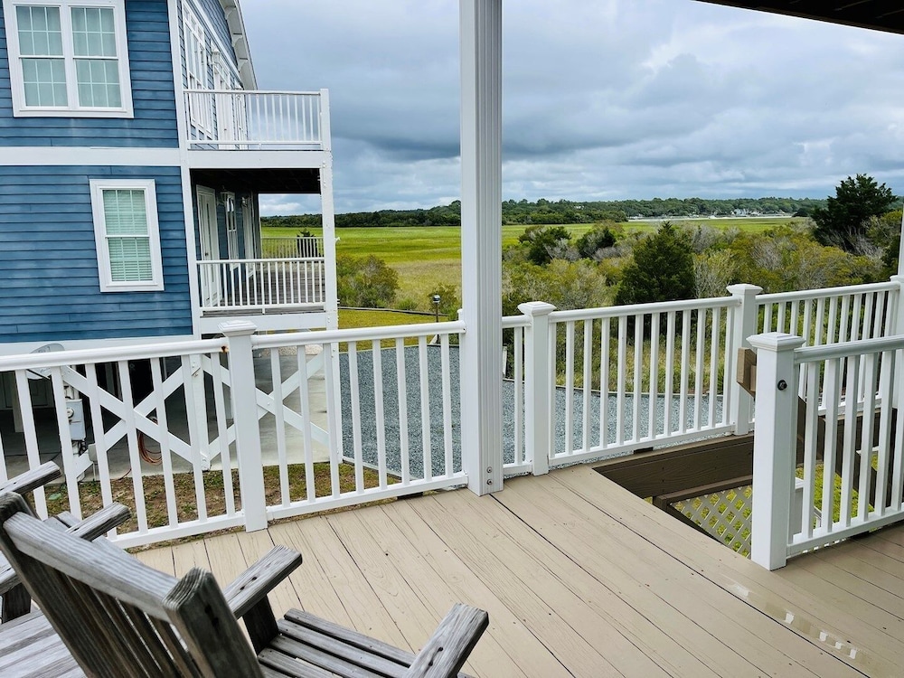 Fore Shore West- 4 Bedroom Home by RedAwning