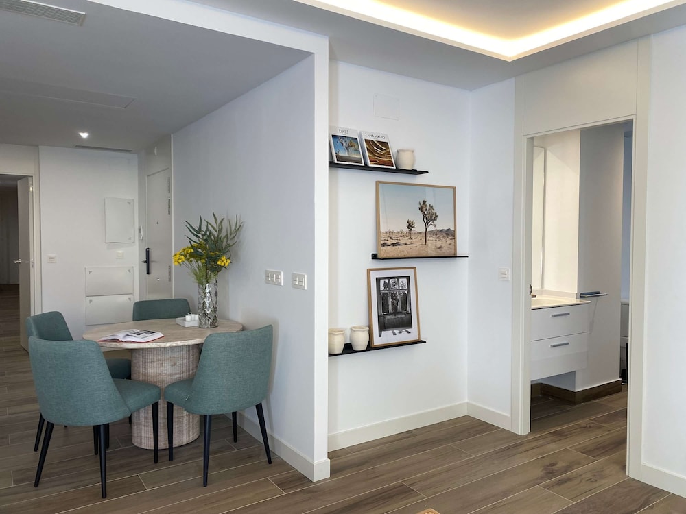 w Trendy 2BR w Sunny Terrace in Chueca
