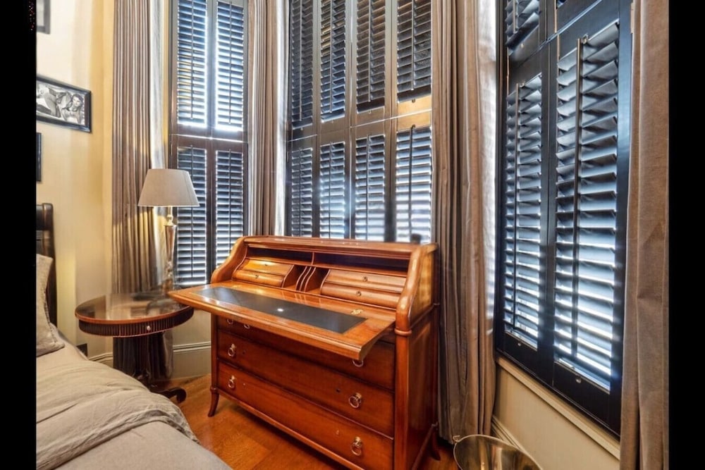 Holland Park Classic High Ceilings Luxury 2 Bed