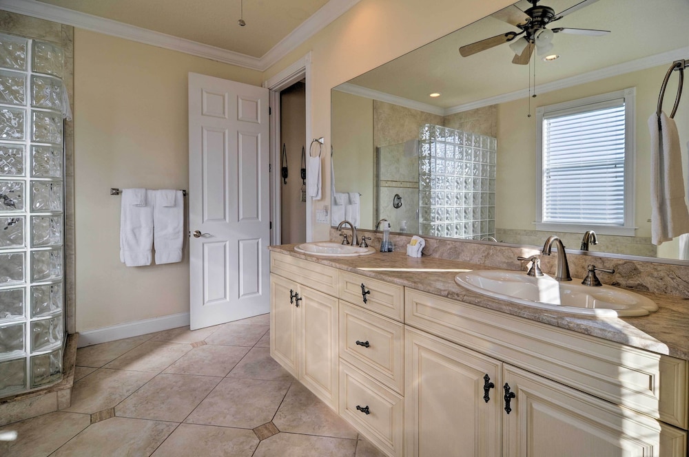 Holmes Beach Family Home: Private Pool & 3 Decks!