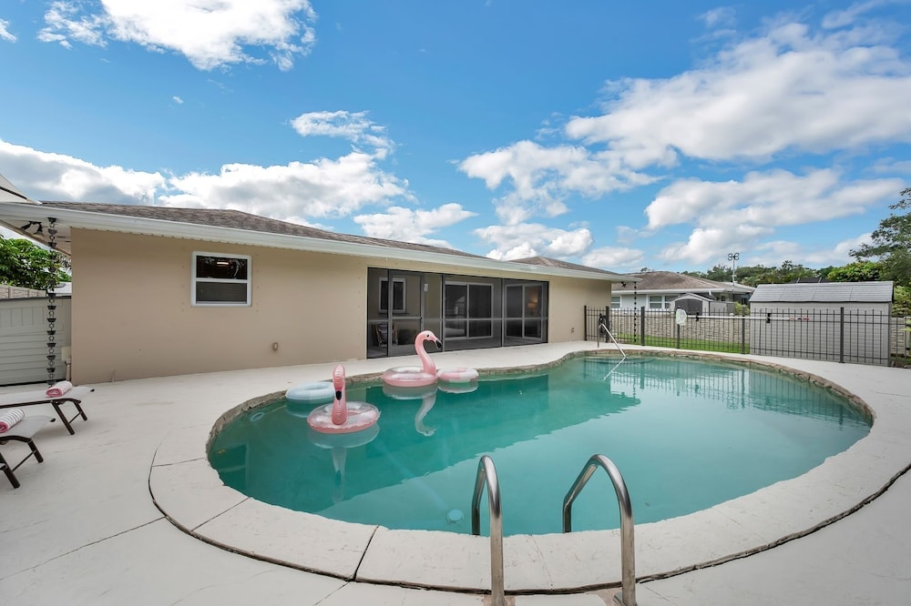 Naples Henrie Hideaway - Private Pool, Pet Friendly 12 Mins From Beach & Downtown 3 Bedroom Home
