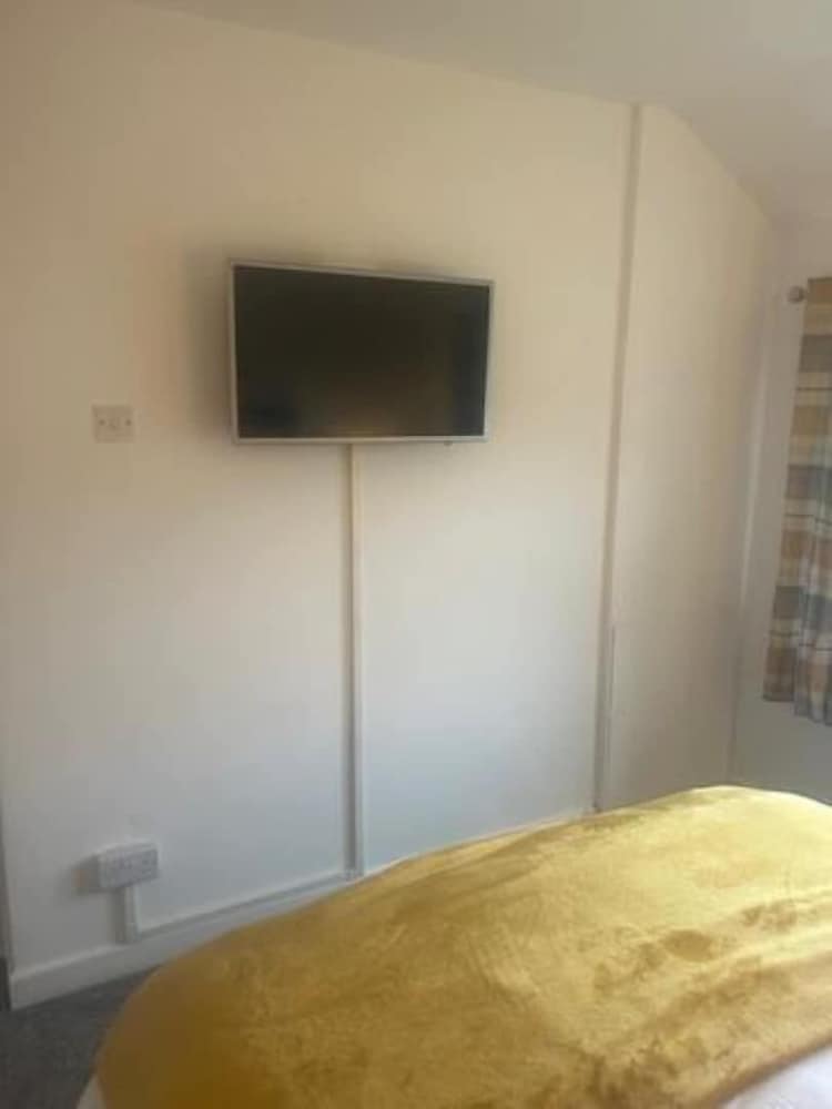 Spacious 2BR House With Sofa Bed & Parkin