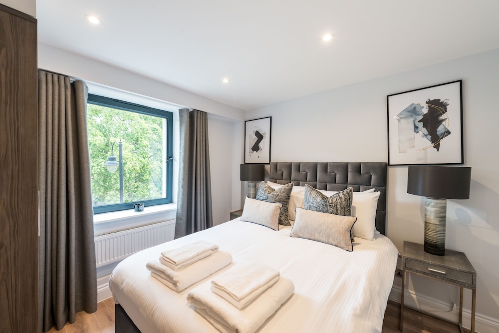 The Carlyle - Elegant Serviced Apartments