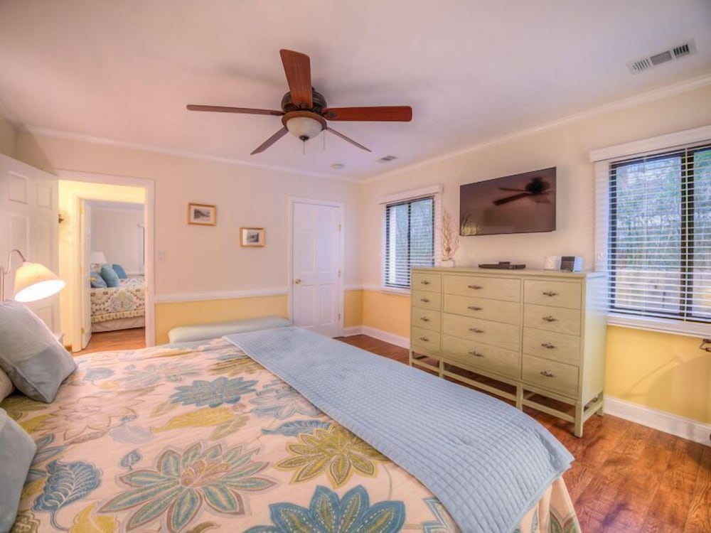 Beaufort Vacations - Island Oasis 6 Bedroom Holiday Home - Property Image 3