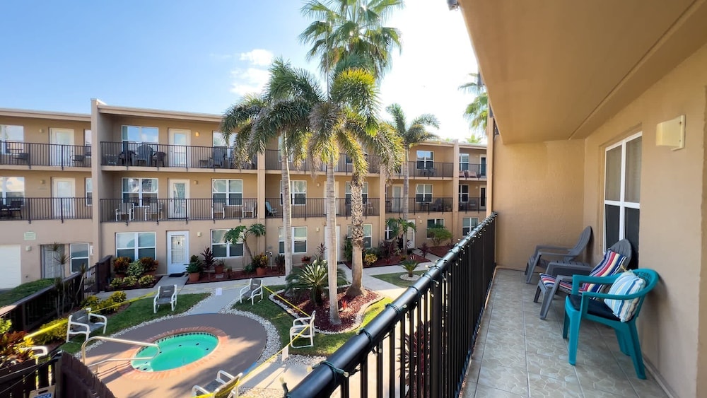 Cozy Family Retreat Steps To Beach Pool / Hot 2 Bedroom Apts