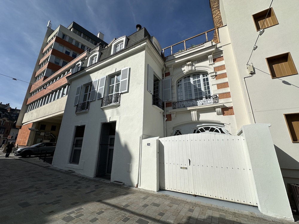 Villa in Le Mans Near Plantagenet City