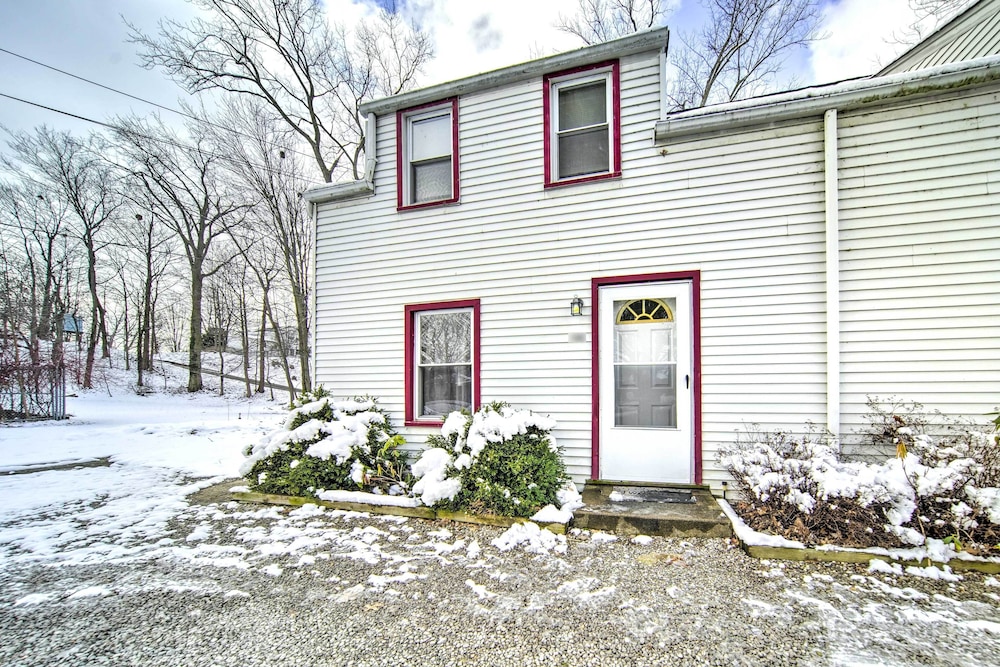 Eastlake Home w/ Patio < 1 Mi to Lake Erie! view 3
