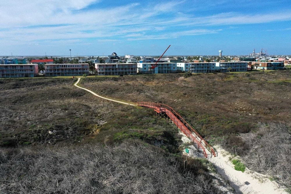 Sleeps 16 2 Beachfront Condos, Pool+pickleball+tennis Island Retreat Complex