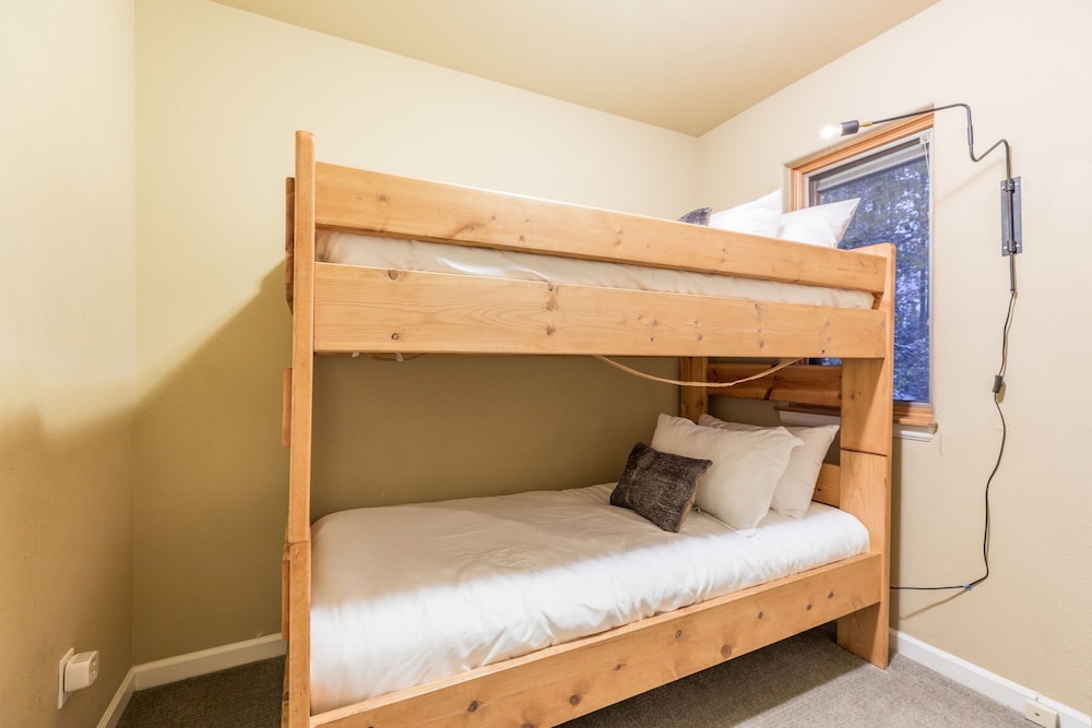 River Rock by Avantstay 8 Bedroom Ski Estate w Hot Tub Movie Theatre 10 Min Walk to Mtn