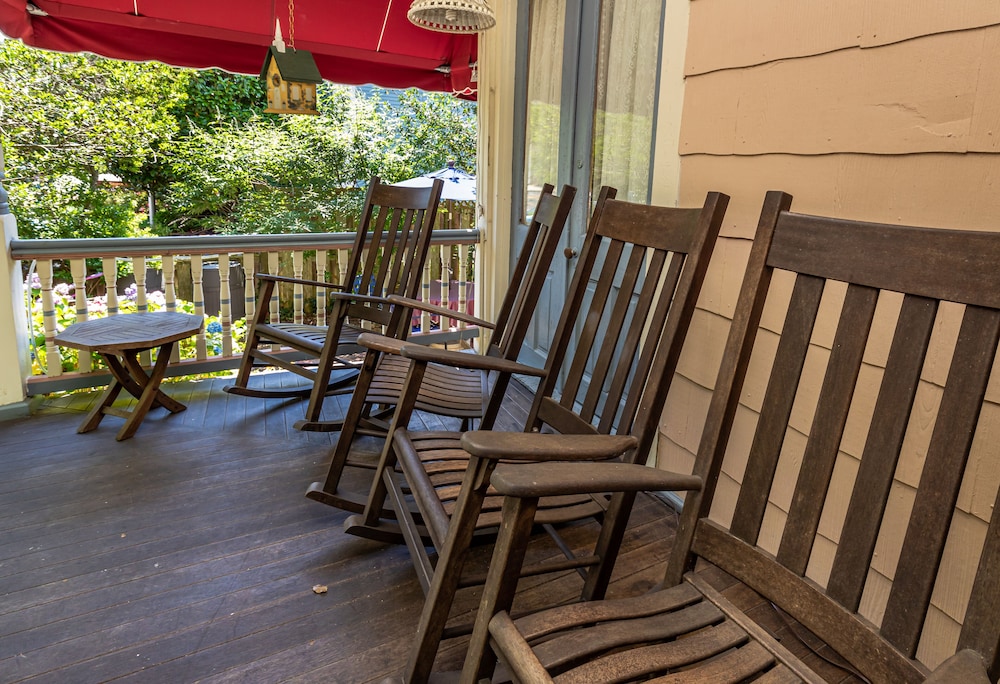 Antoinette's Apartments & Suites
