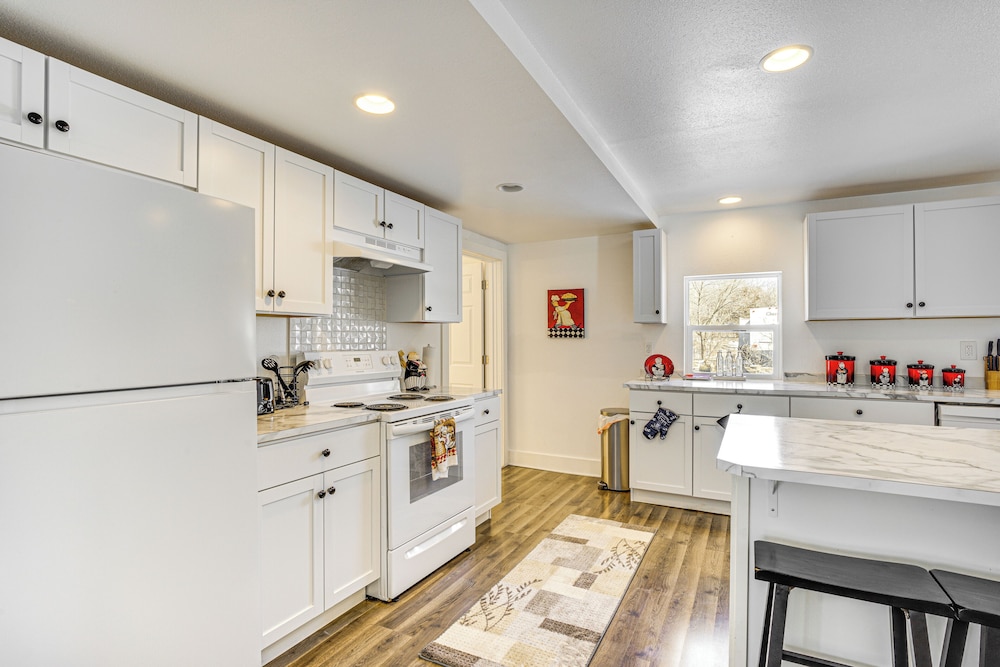 2 Mi to Road America: Pet-friendly Duplex!