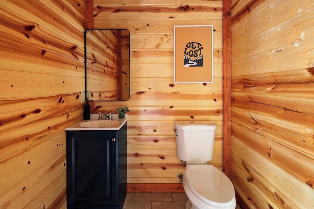 Smoky Ridge by Avantstay Renovated Cabin w/ Indoor Pool Game Room + Theater