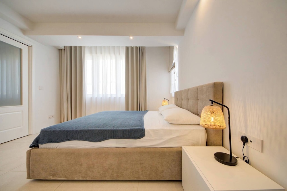 Luxury Penthouse With Private Pool and sea Views, Sleeps 6