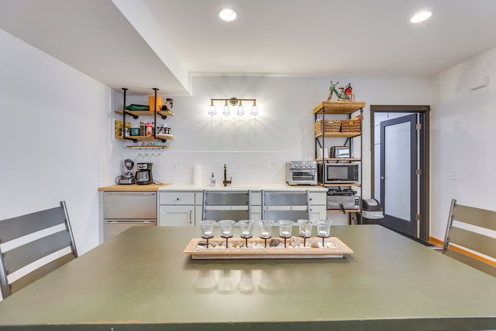 Outdoor Oasis: Luxe Flat in Mt Horeb!