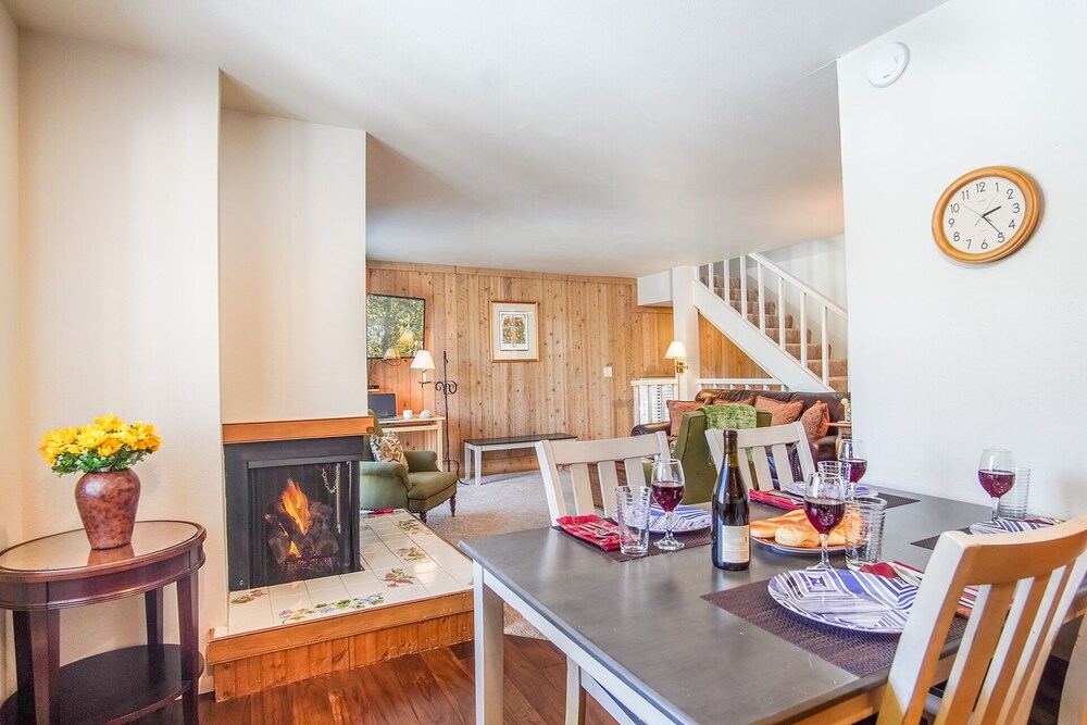 Bonne Vie 2247 Sunny & Spacious 4 Bedroom Condo in the Heart of Elkhorn Village