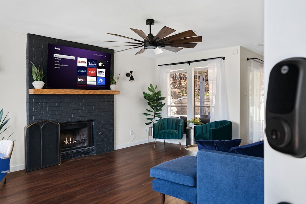 Hillside 3BR KingClose to DT Domain Q2