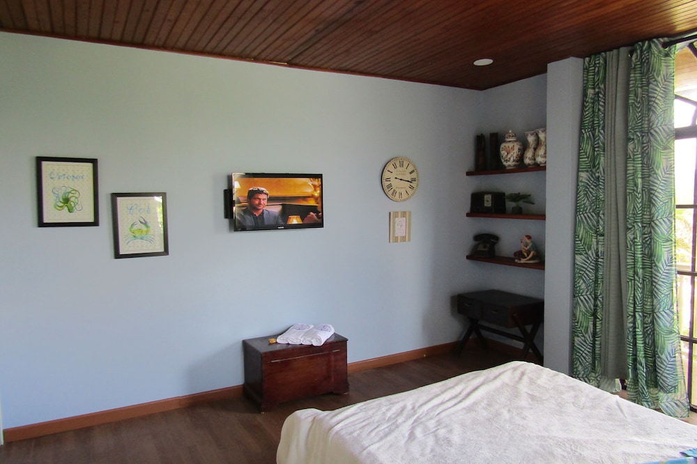 Comfortable Room With Balcony 5 Minutes Walk From the Main Beach