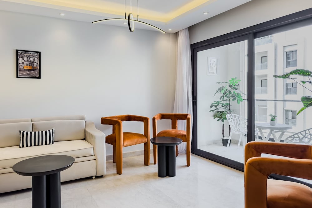 Ample & Artistic 2bdr Apt. 5 min to CAI Airport