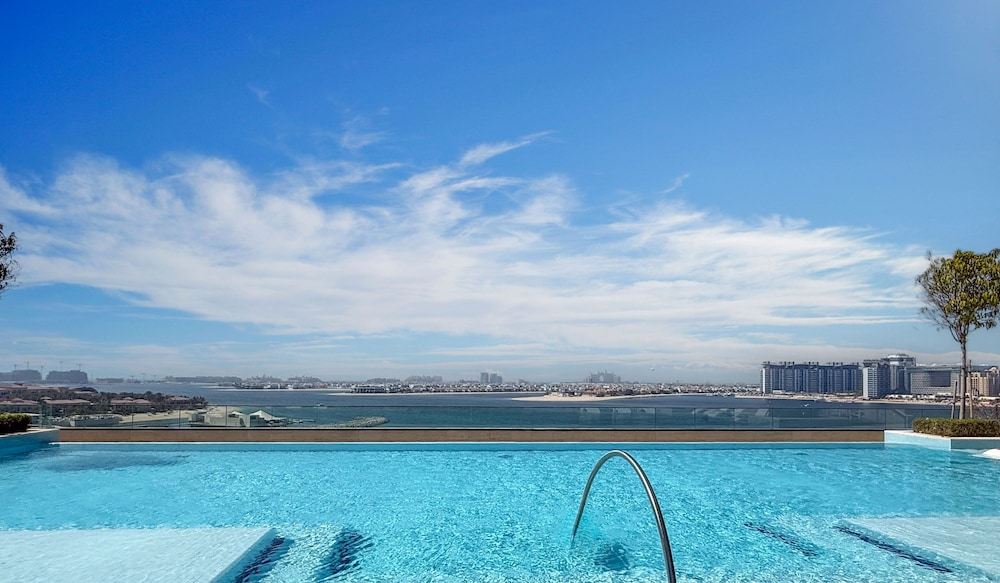 LUX The Beach Vista Dubai Eye View Suite