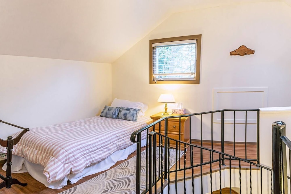 Ashland Vacations - Oak Sherwin House Near OSF - Property Image 5