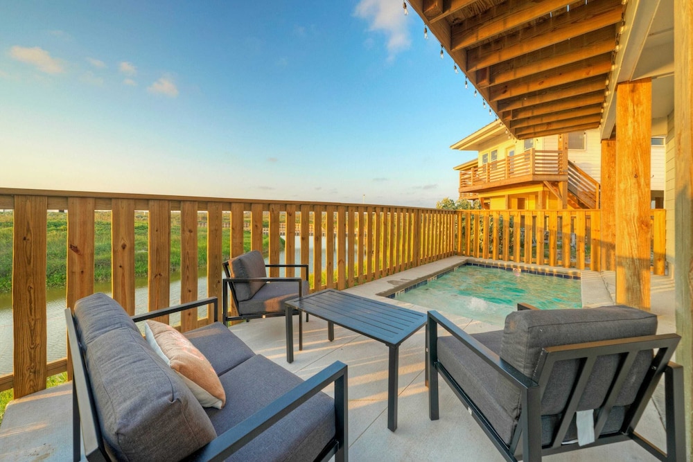 Sleeps 20 2 Homes w/ Beach Boardwalk Access, Water Canal Views, & Priv Pools