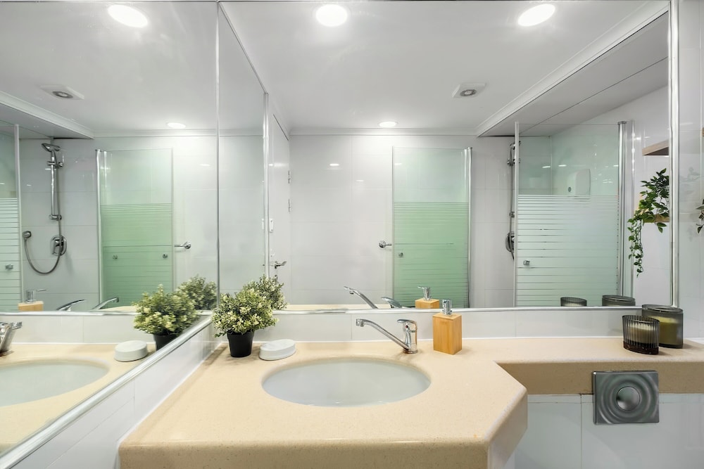 Royal Park Apt Resort by Sea N Rent