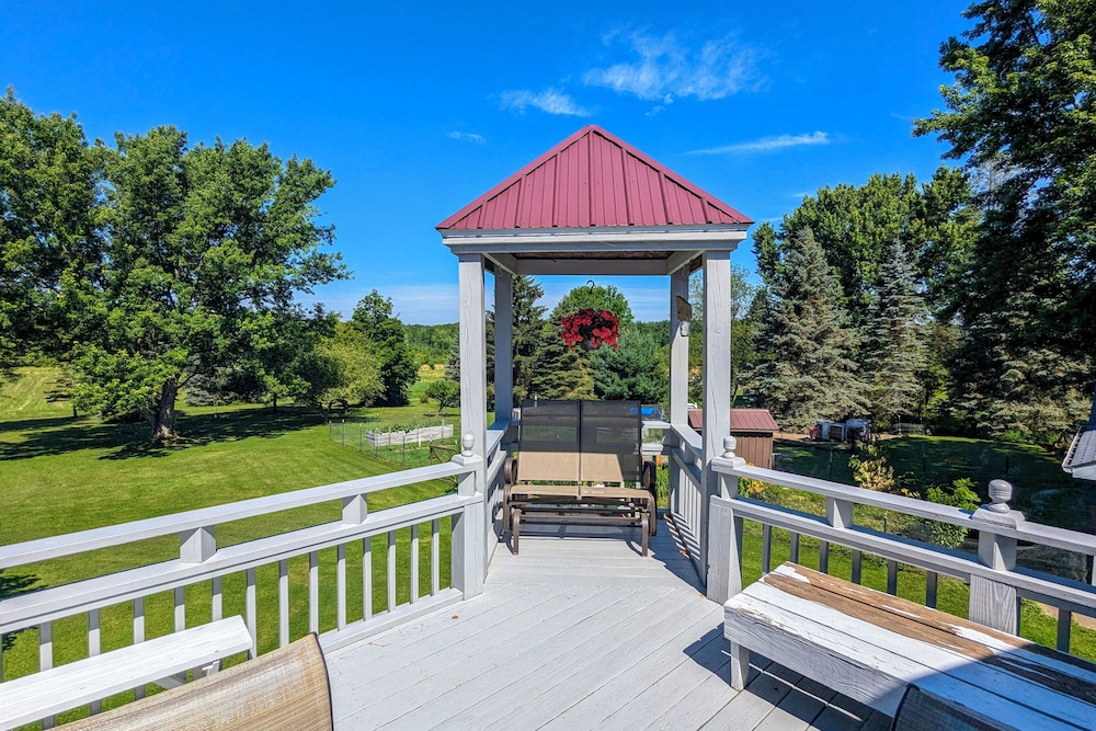 Fire Pit + Game Room: North East Family Retreat!