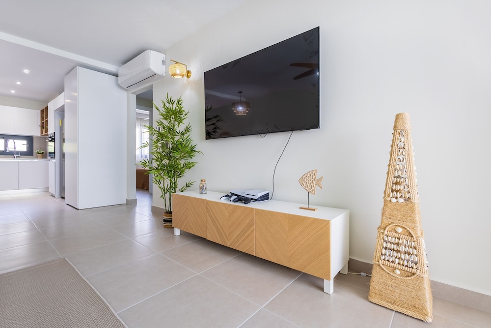 Chic 2BR Stay w Terrace Picuzzi 5 Min to Beach