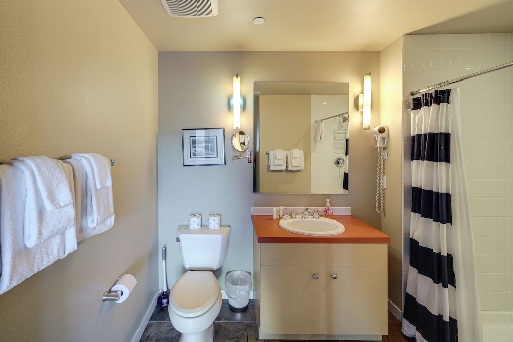 Resort Getaway on Lake Chelan: Pool + Beach Access