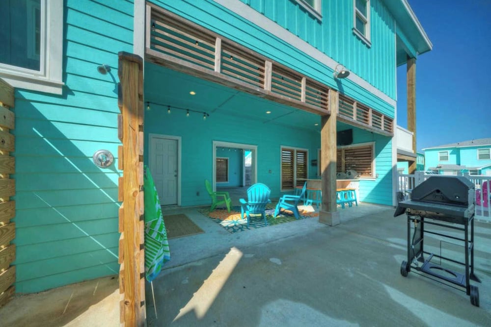 Sleeps 21, 2 Homes 2 Private Pools, Fire Pit, Swing Bar Walk to the Beach