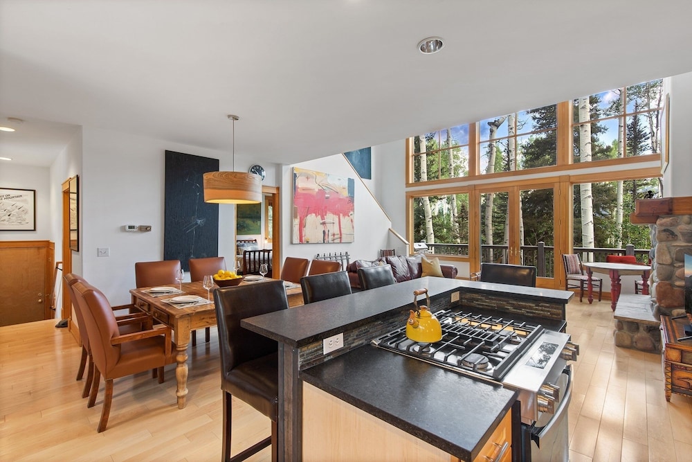 Polecat Chalet 4 Bedroom Home by RedAwning