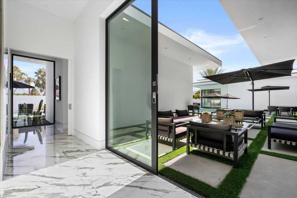 Sleeps 20 7-bedroom Villa w/ Pool, Putting Green & Hot Tub Bravo Villa #11 by Avantstay