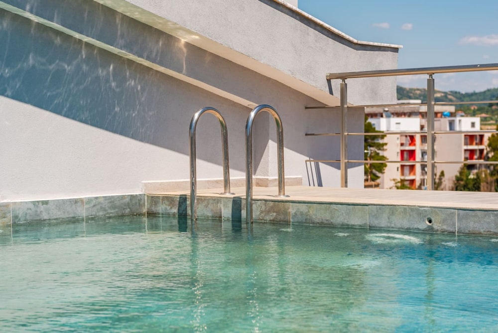 Rooftop Apartment With Private Pool
