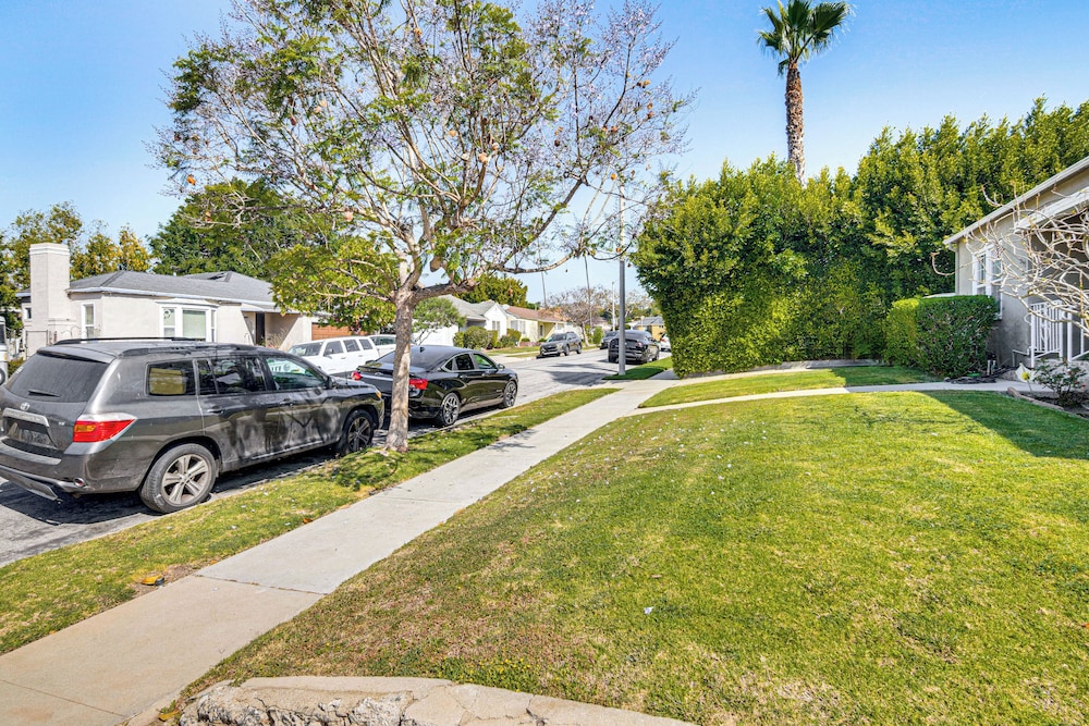 4 Mi to Sofi Stadium: Pet-friendly LA Area Home