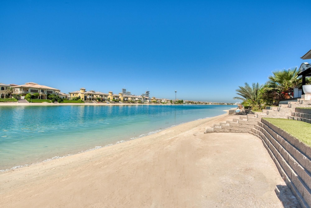 Glamourous Beachfront Villa on The Palm w Pool