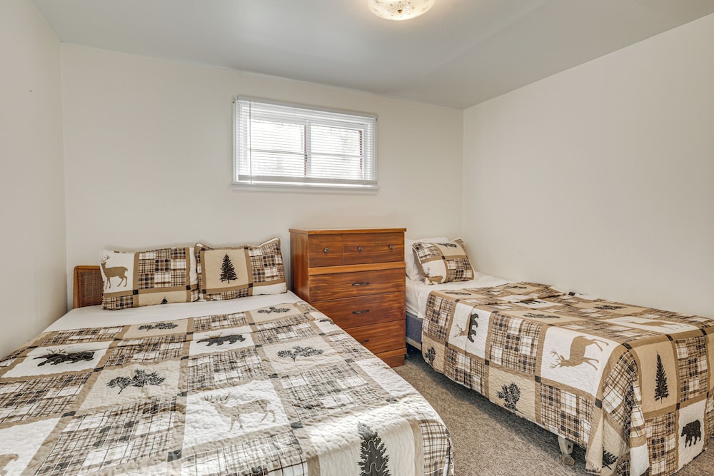Year-round Chain of Lakes Retreat! Northwoods Home