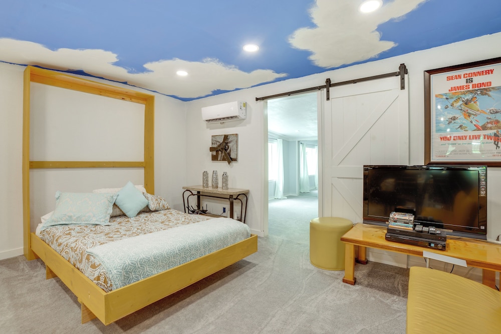 Aircraft Tours! Fly-in Hangar Apt in New Waverly