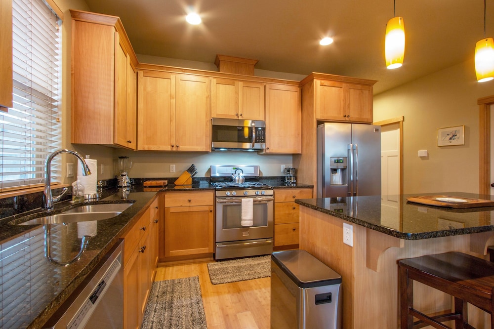 Redtail 30 Day Minimum 3 Bedroom Home by RedAwning