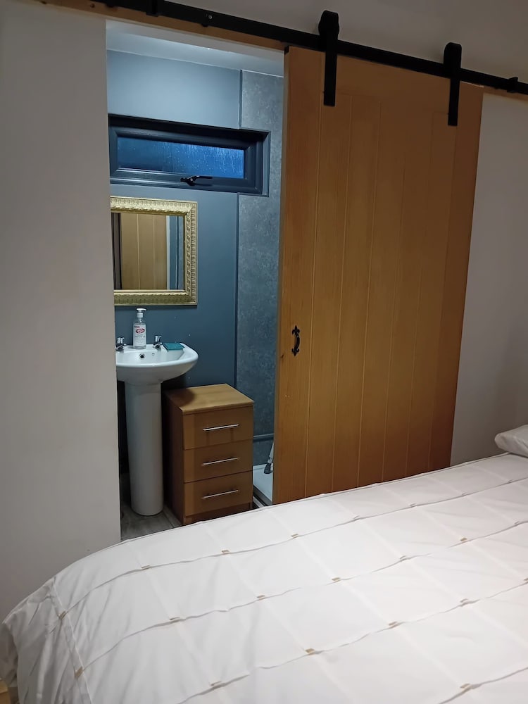 1bed Cottage, Sleeps 2 - Mountain Views, Parking